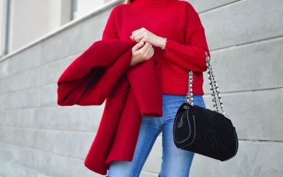 Look outono com sueter e casaco vermelho, calça jeans e bolsa preta