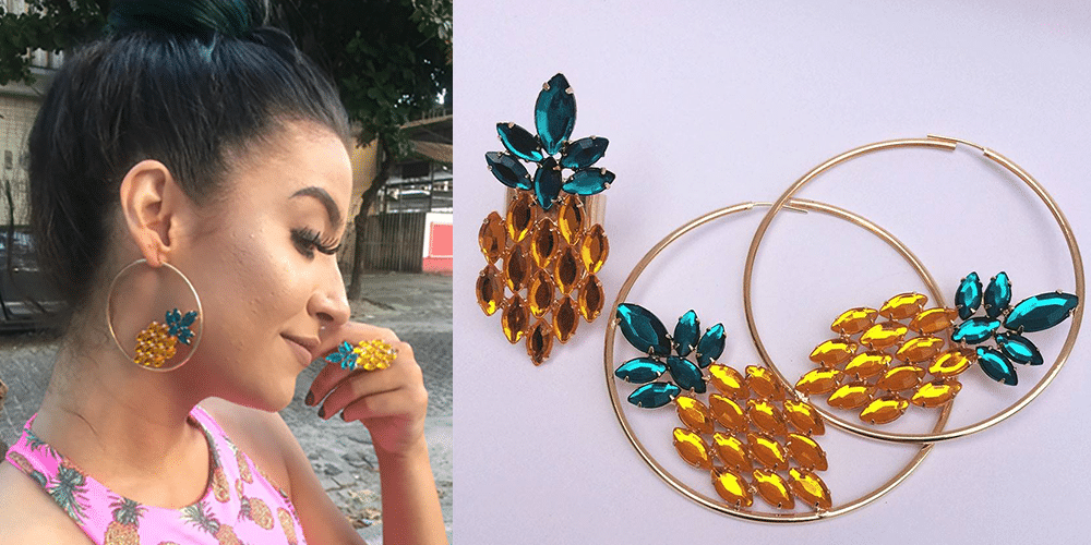 fotos de modelo usando brincos de argola com detalhe de abacaxi