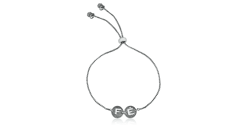 imagem ampliada de pulseira com a escrita "fé"
