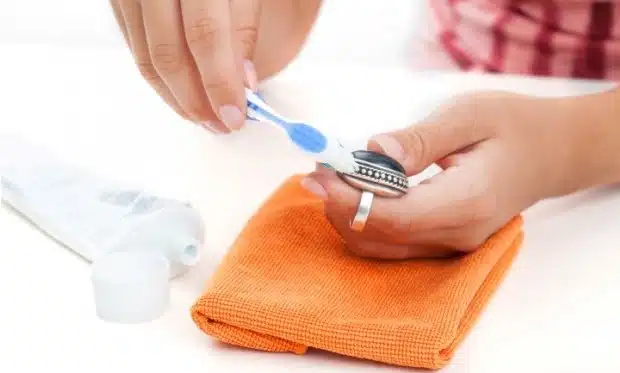 Limpar semijoias de prata com pasta de dente