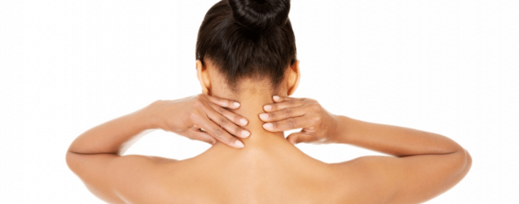 imagem de uma mulher de costas fazendo um automassagem em seu pescoço