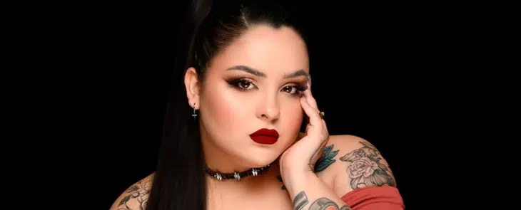 foto de modelo paula ohenoja usando uma choker da coleção fierce em frente a um fundo preto