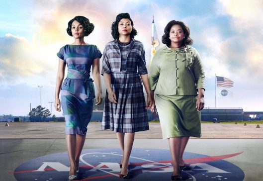 imagem do filme estrelas além do tempo com três mulheres negras protagonistas caminhando por uma estação espacial
