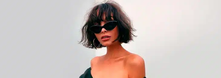 modelo com corte para cabelo curto chanel usando óculos escuros