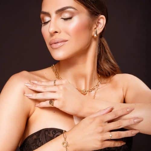 Fernanda Petrizi com vários anéis