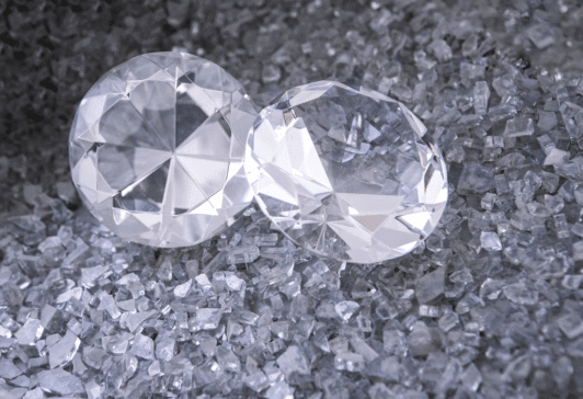 Dois diamantes inteiros em meio a pedras quebradas