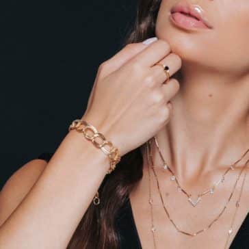 Pulseira com elos grandes e detalhados