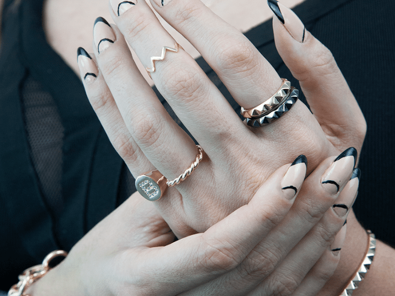 mão feminina com vários anéis, capa do conteúdo sobre como limpar anel de ouro ou de prata