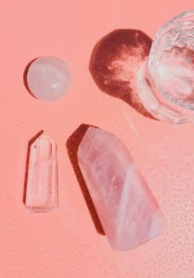 Quatro pedras de quartzo rosa em formatos diferentes