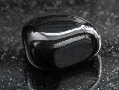 Pedra preta em um fundo preto