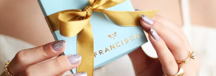 Mão com caixinha de laço da Francisca Joias