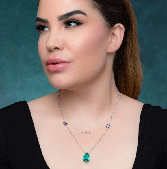 Mulher usa colar com pedra vibrante no inverno