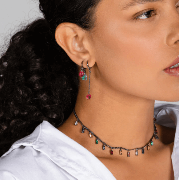 Mulher usa conjunto de acessórios coloridos