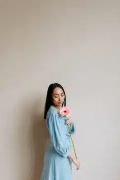 Mulher com vestido azul estilo romântico