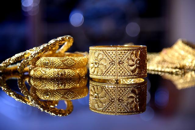 Joias de ouro entre elas pulseiras grossas e mais finas