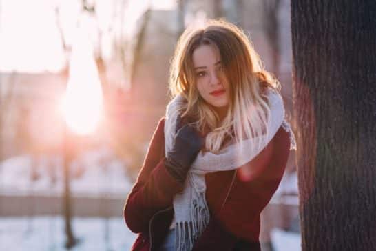 Mulher usa cachecol em look de inverno