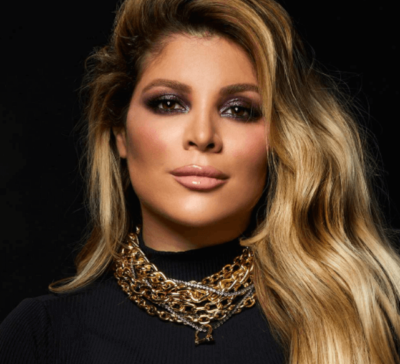 GKay usa choker máxi com blusa preta de inverno