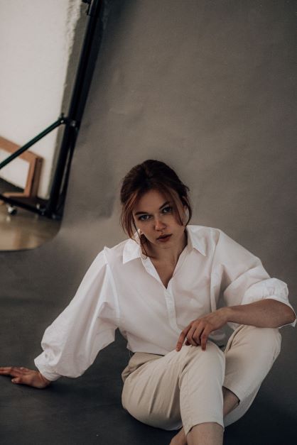 Mulher com camisa branca