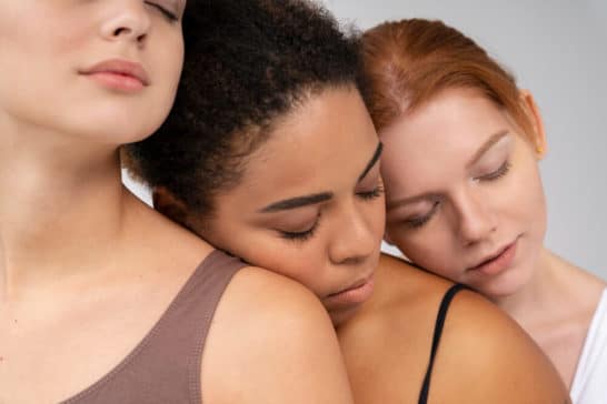Três mulheres com diferentes subtons de pele