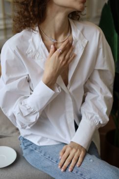 Mulher usando camisa branca larga