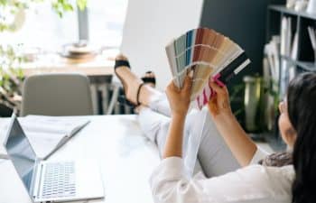 Mulher olha cartela de cores outono-inverno 2022