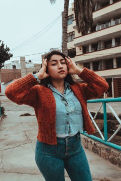 Mulher usando casaco de tricô