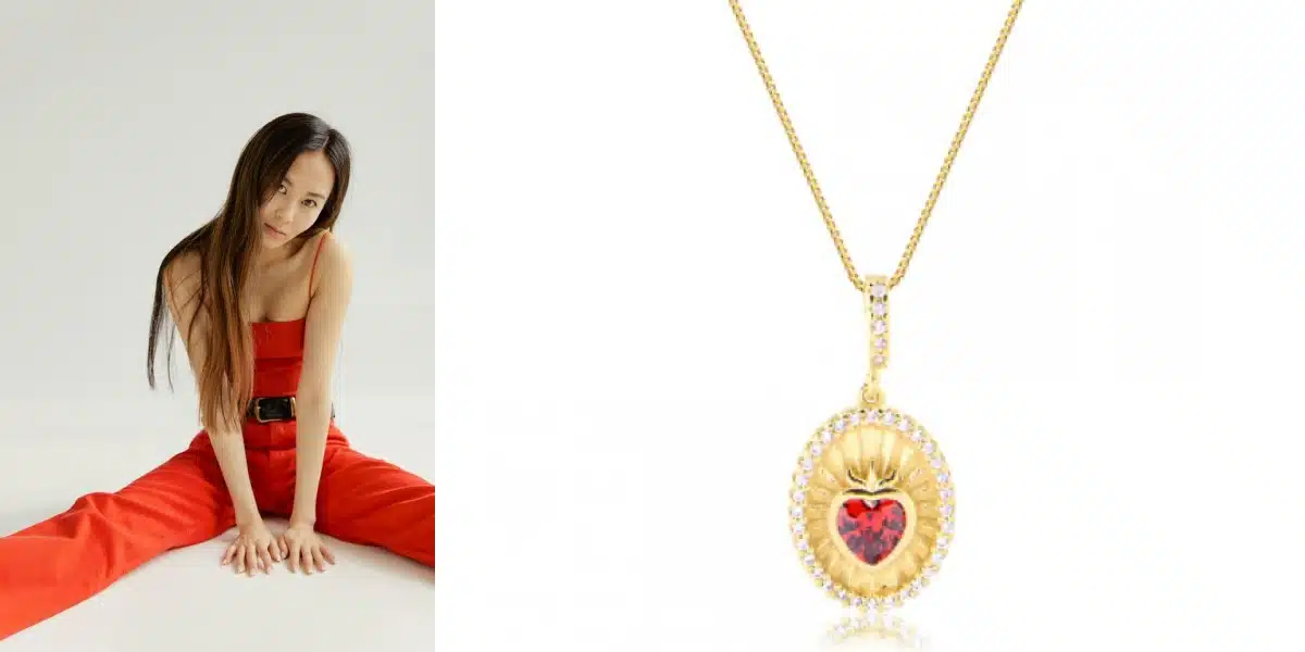 Mulher usa look monocromático vermelho alaranjado à esquerda com destaque para colar com coração no mesmo tom à direita