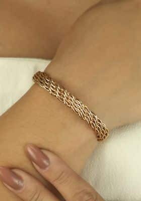 bracelete dourado com design trançado