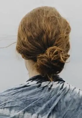 mulher de costas com coque de cabelo