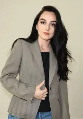 mulher com blusa social
