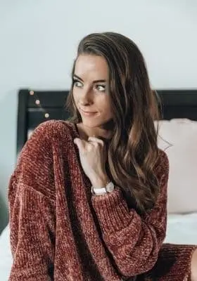 mulher com blusa de manga comprida e confortável