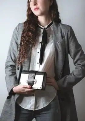 mulher de roupa social e gravata