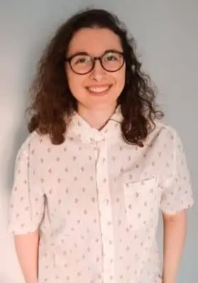 mulher de blusa de manga curta social