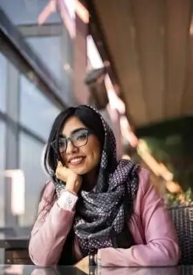mulher de cachecol no pescoço e cabeça