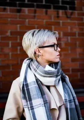 mulher de cachecol xadrez