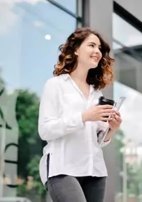 mulher de camisa branca