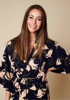 mulher de kimono sorrindo