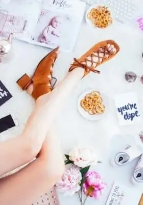 pernas femininas e sapatos laranja