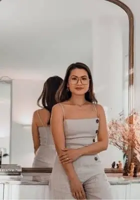 mulher de macacão
