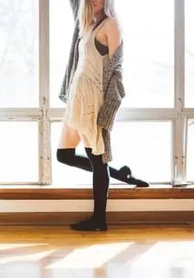 mulher de vestido e cardigã