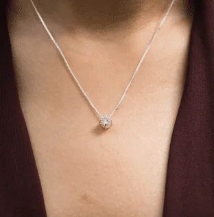 Colar ponto de luz com look vermelho escuro